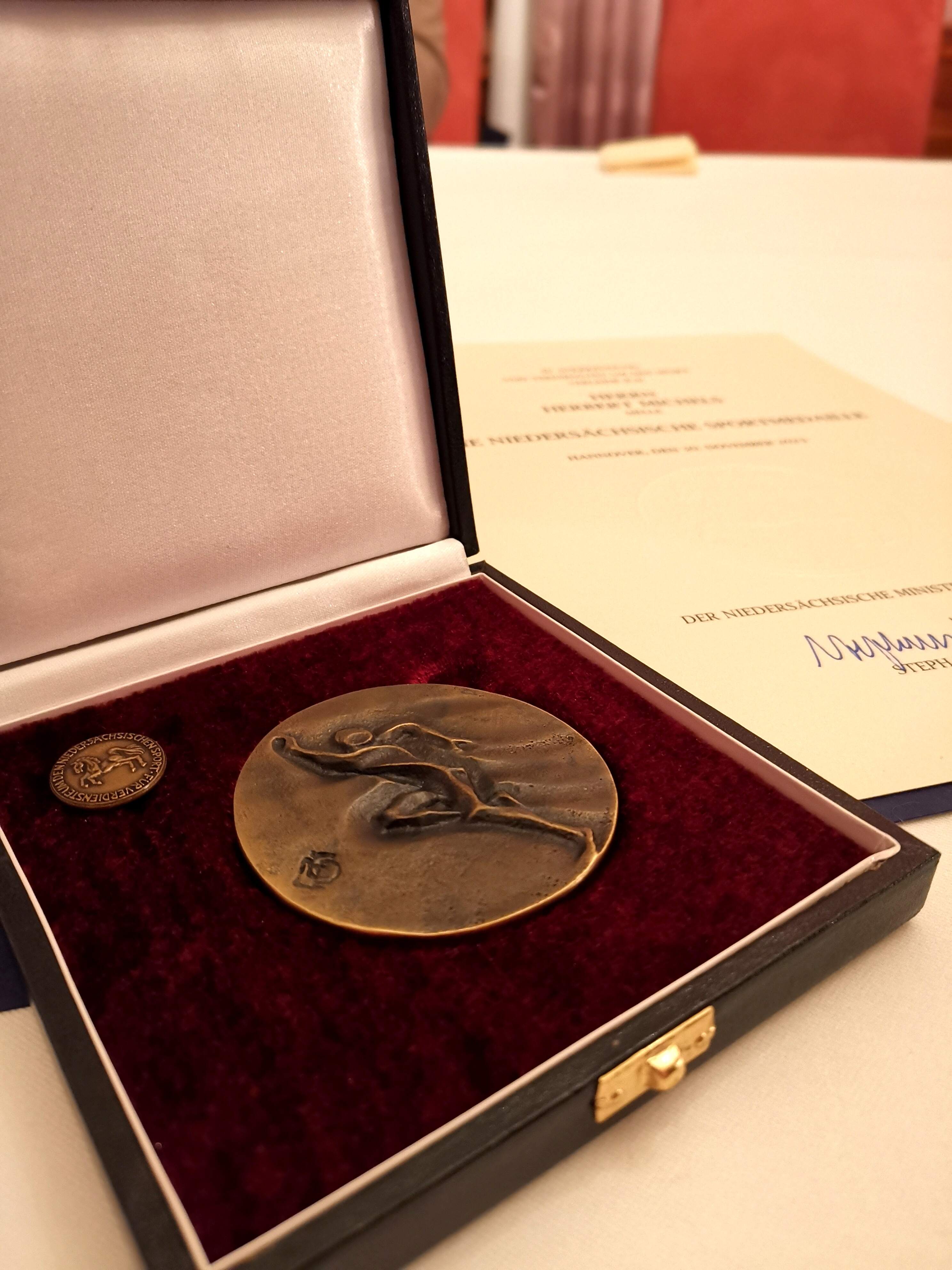 Sportmedaille und Ehrenurkunde