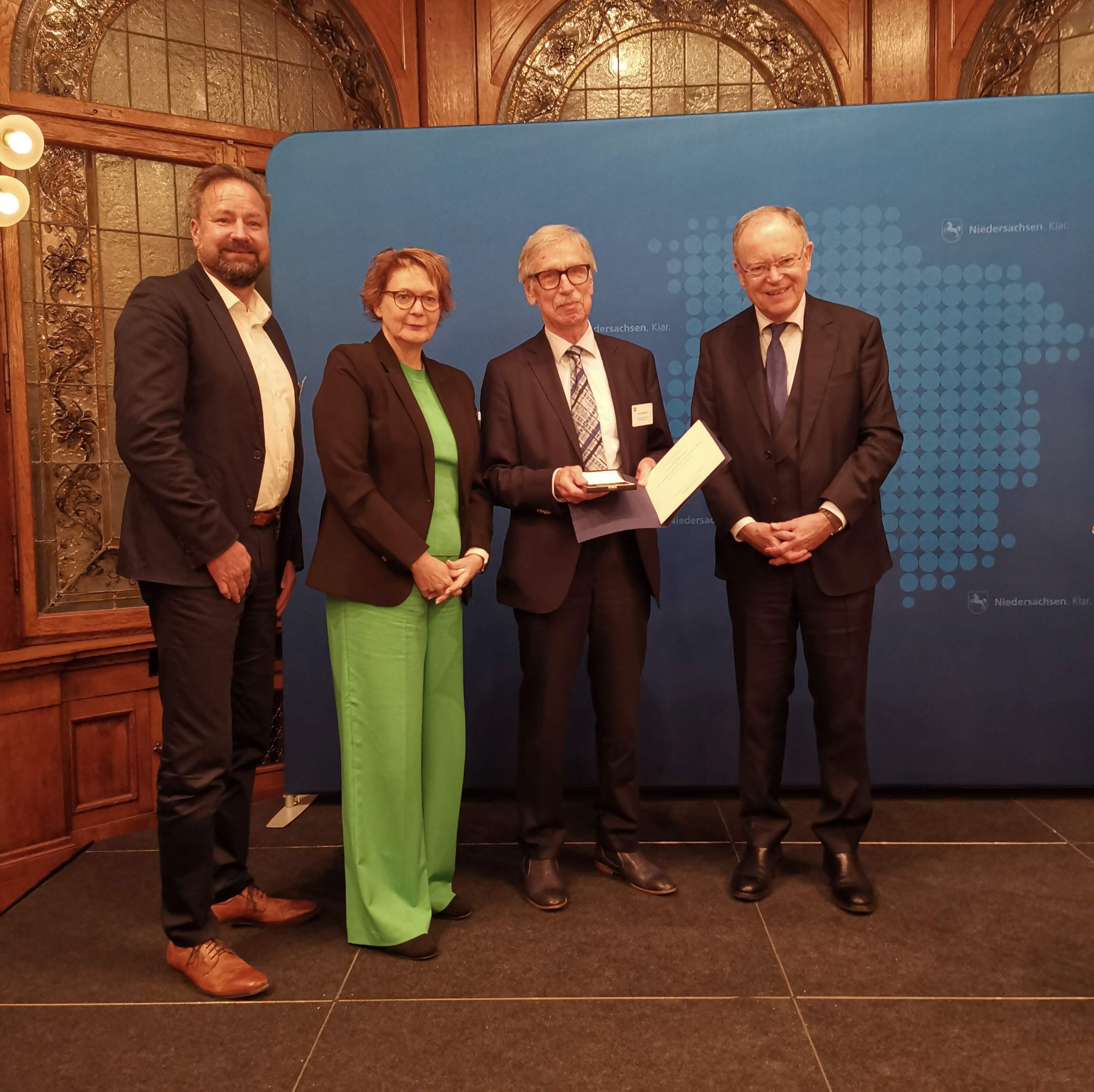 Herbert Michels erhält Auszeichnung von André Kwiatkowski, LSB, Daniela Behrens, Sportministerin, und Stephan Weil, Ministerpräsident