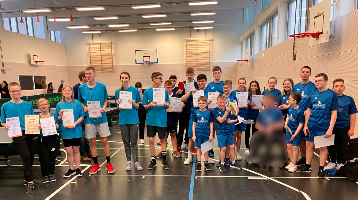 Teilnehmer*innen der Tischtennis Schulliga für Förderschulen posieren mit Urkunden zum Abschluss der Liga.