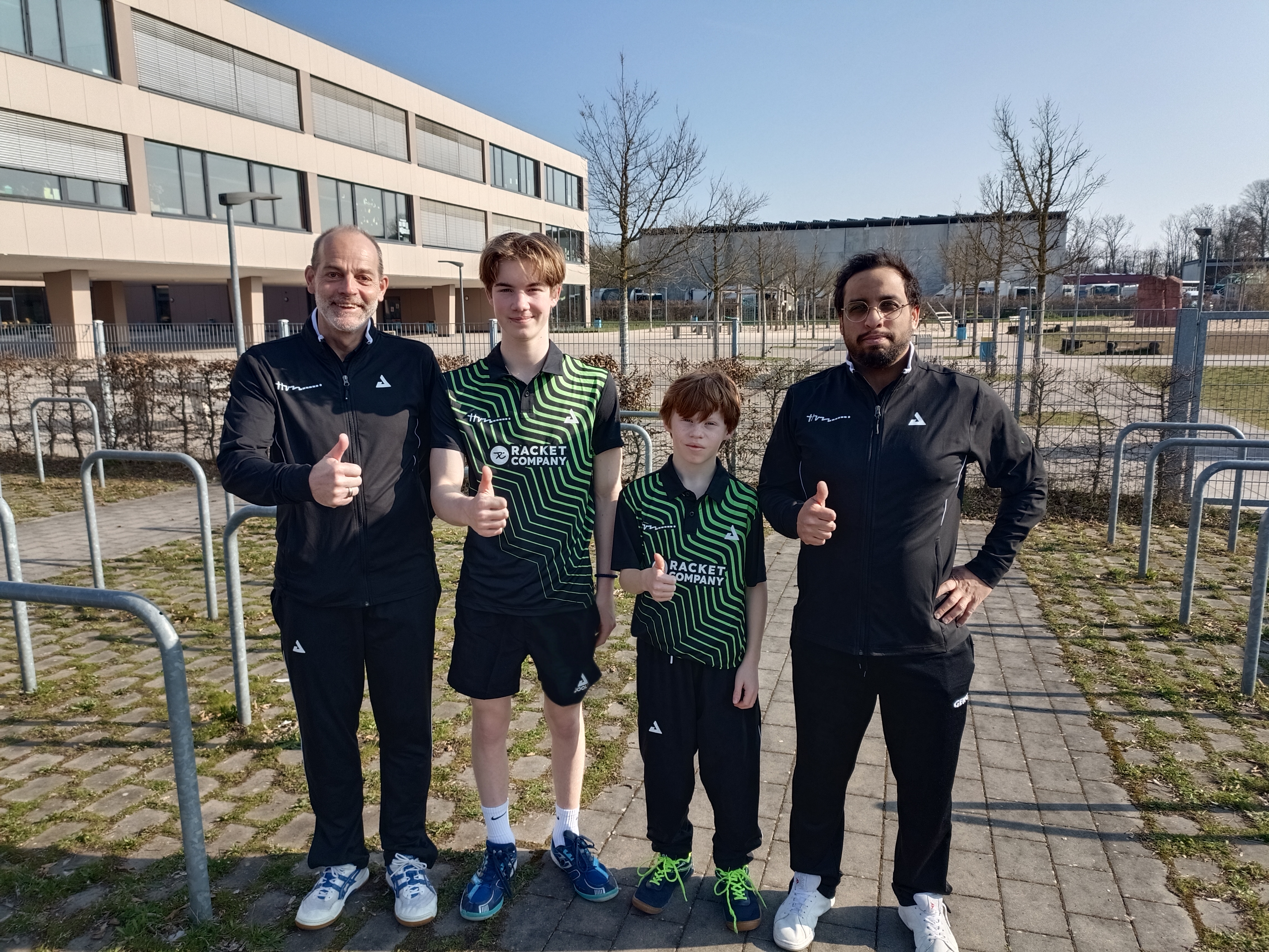 Claus Gottschlich, Hannes Ruderisch, Tom Hartnack und Aydarus Strojwasiewicz stehen vor der Sporthalle in Frankfurt